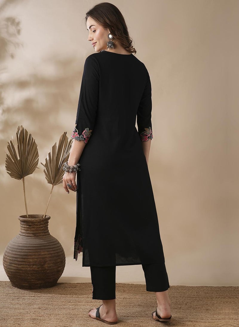 جلو باص جلوبس كورتا نسائي أسود ووردي مع بنطلون - Image 4